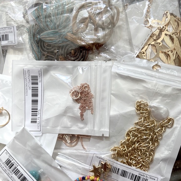 🌾MYSTERY SURPRISE 6 FOR $38 JEWELRY BUNDLE - Picture 7 of 16